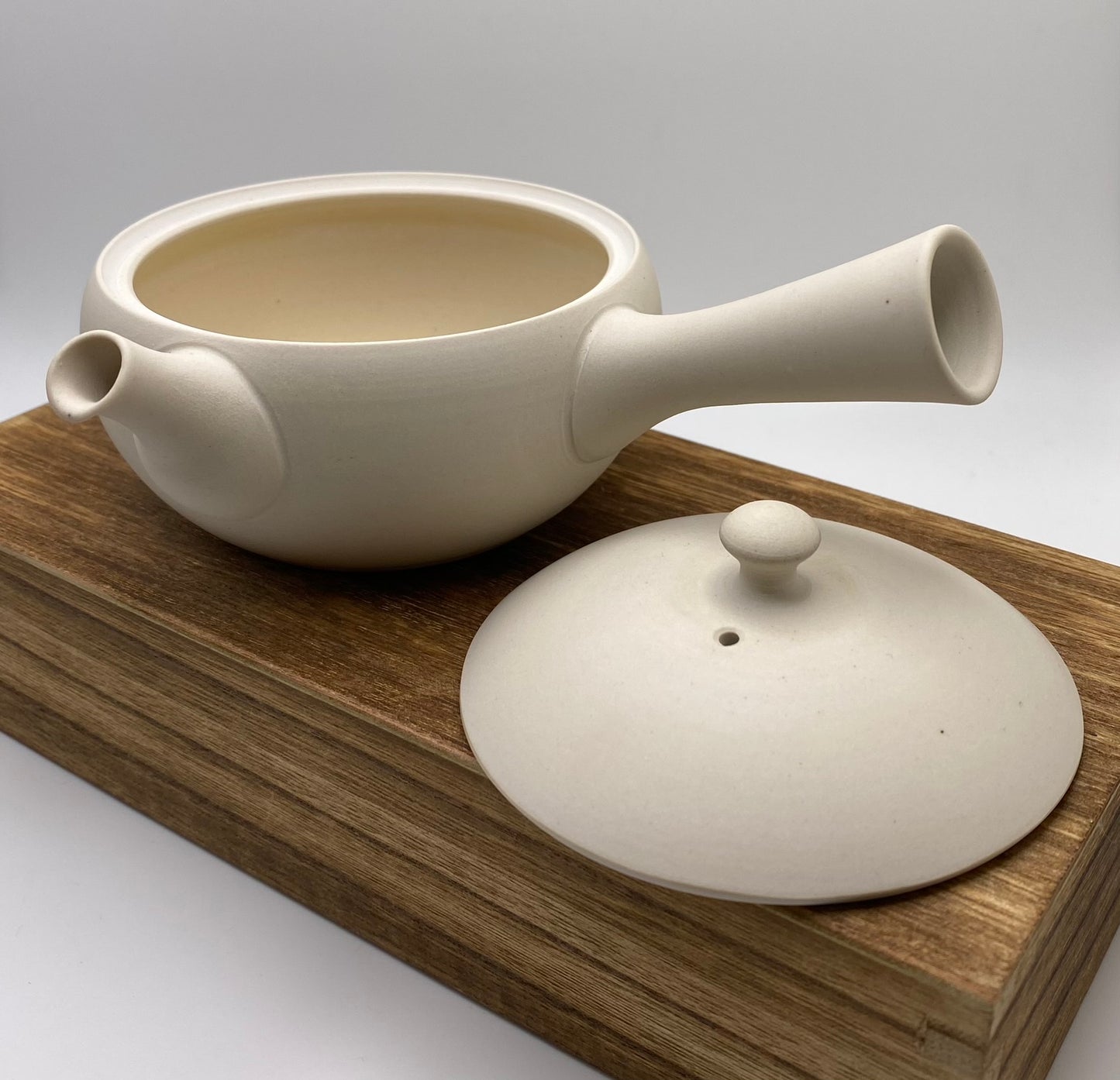 "The Antje" Tokuta Contemporary White Clay Kyusu with Sasame Filter