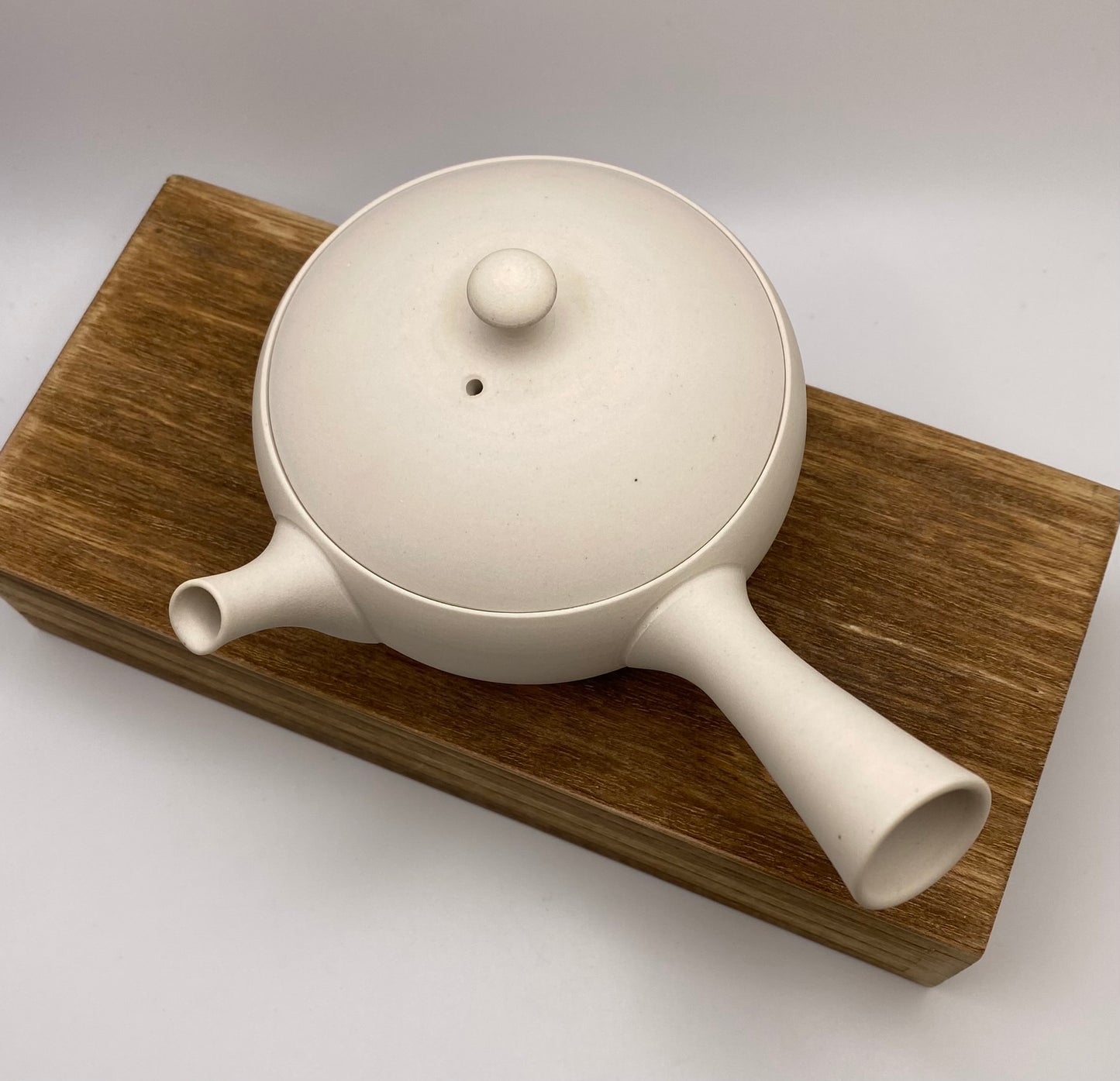 "The Antje" Tokuta Contemporary White Clay Kyusu with Sasame Filter