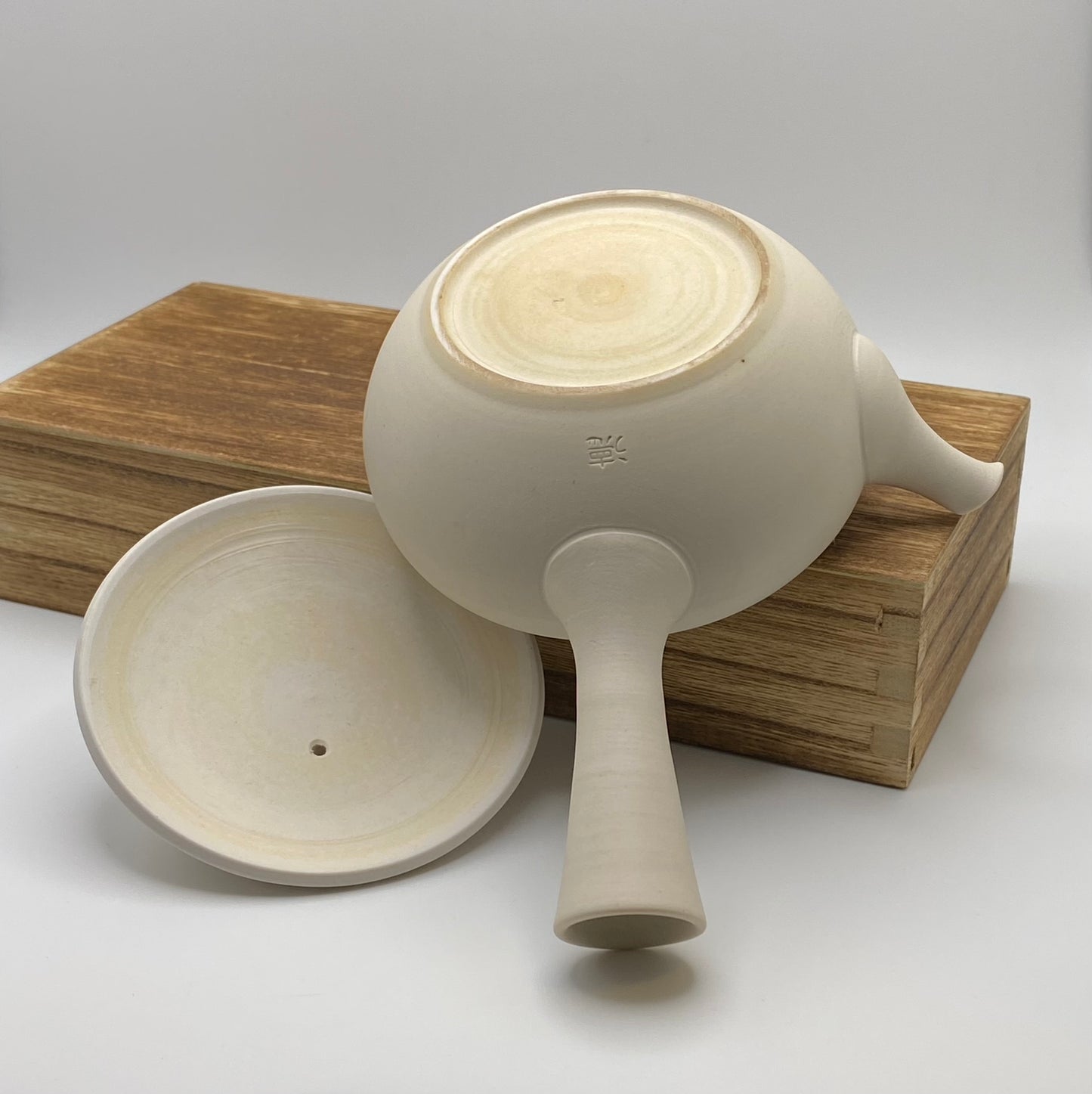"The Antje" Tokuta Contemporary White Clay Kyusu with Sasame Filter